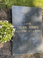 Lotan päivän kukat lotta Tuulikki Suvannon haudalle Punkalaitumen sankarihautausmaalla. 