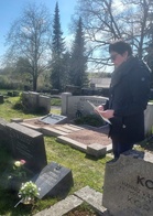 Lotta Amalia Hellevaaran haudan Lotta-hautateliefin paljastus Lotan päivänä 12.5.2025 Huittisten hautausmaalla. 