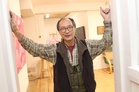 Tatsuo Hoshika galleriassaan (kuva Lauttakylä lehti)